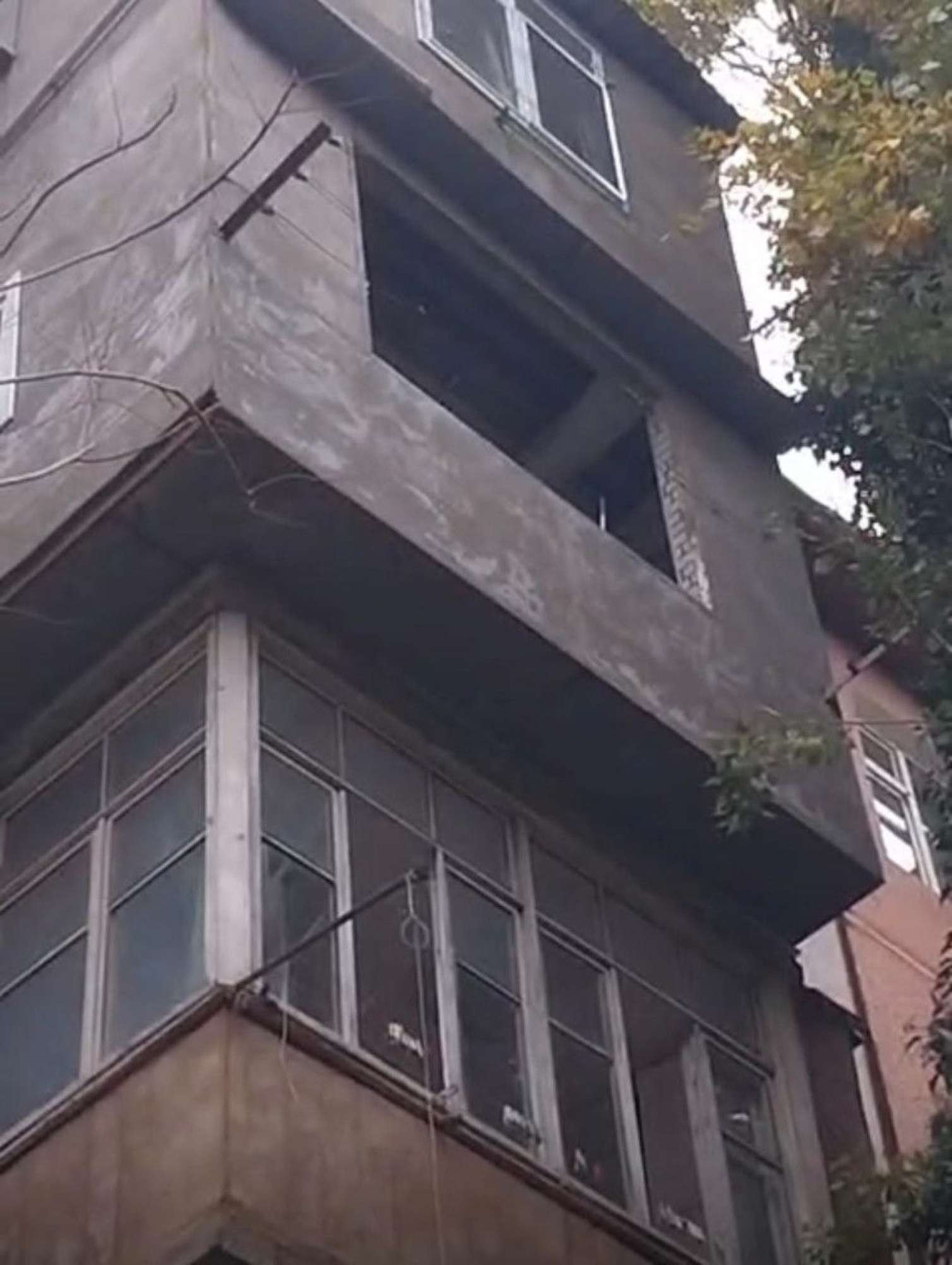 Bakıda yaşayış binasında partlayış - Xəsarət alan var - VİDEO 