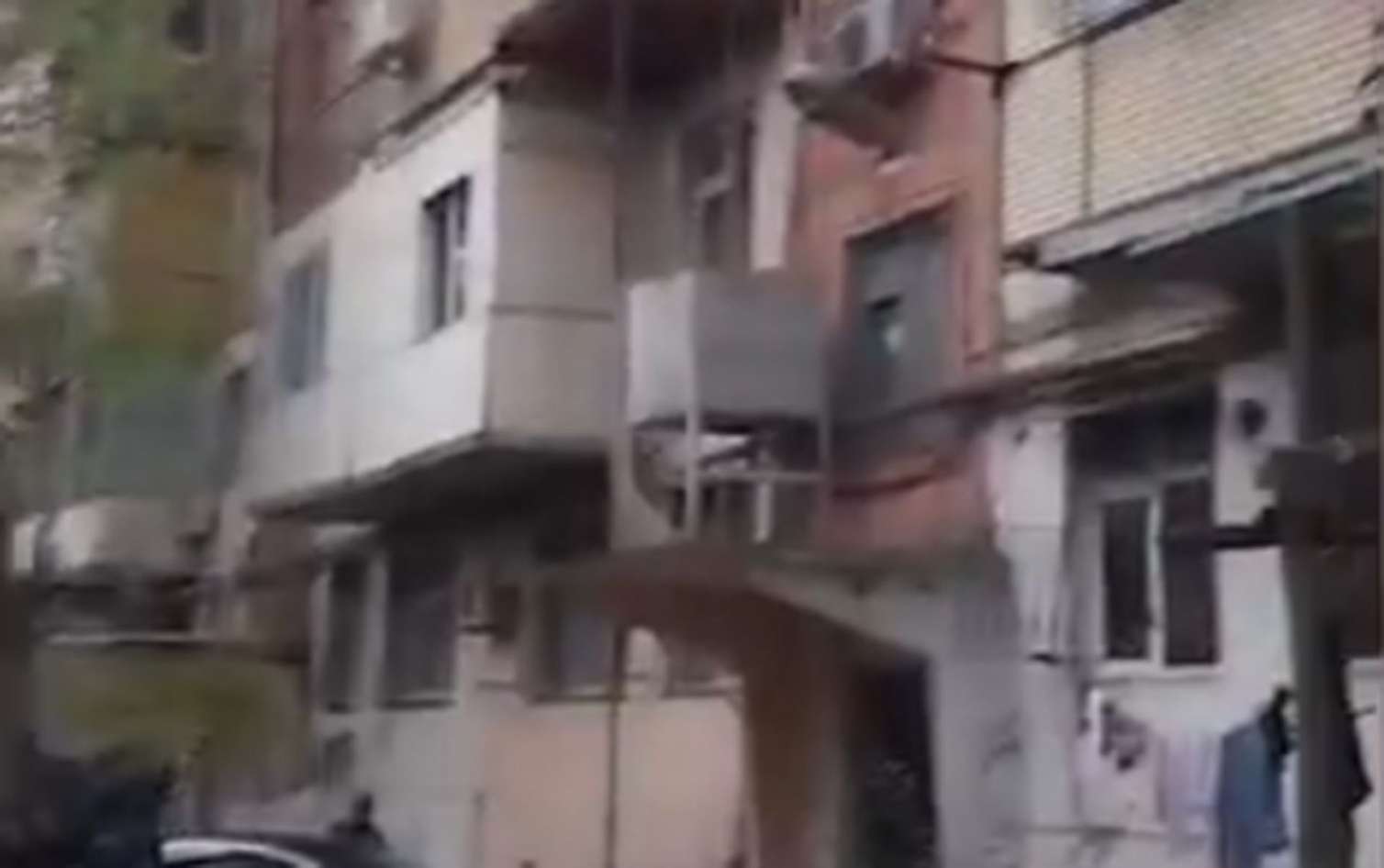 Bakıda yaşayış binasında partlayış - Xəsarət alan var - VİDEO 