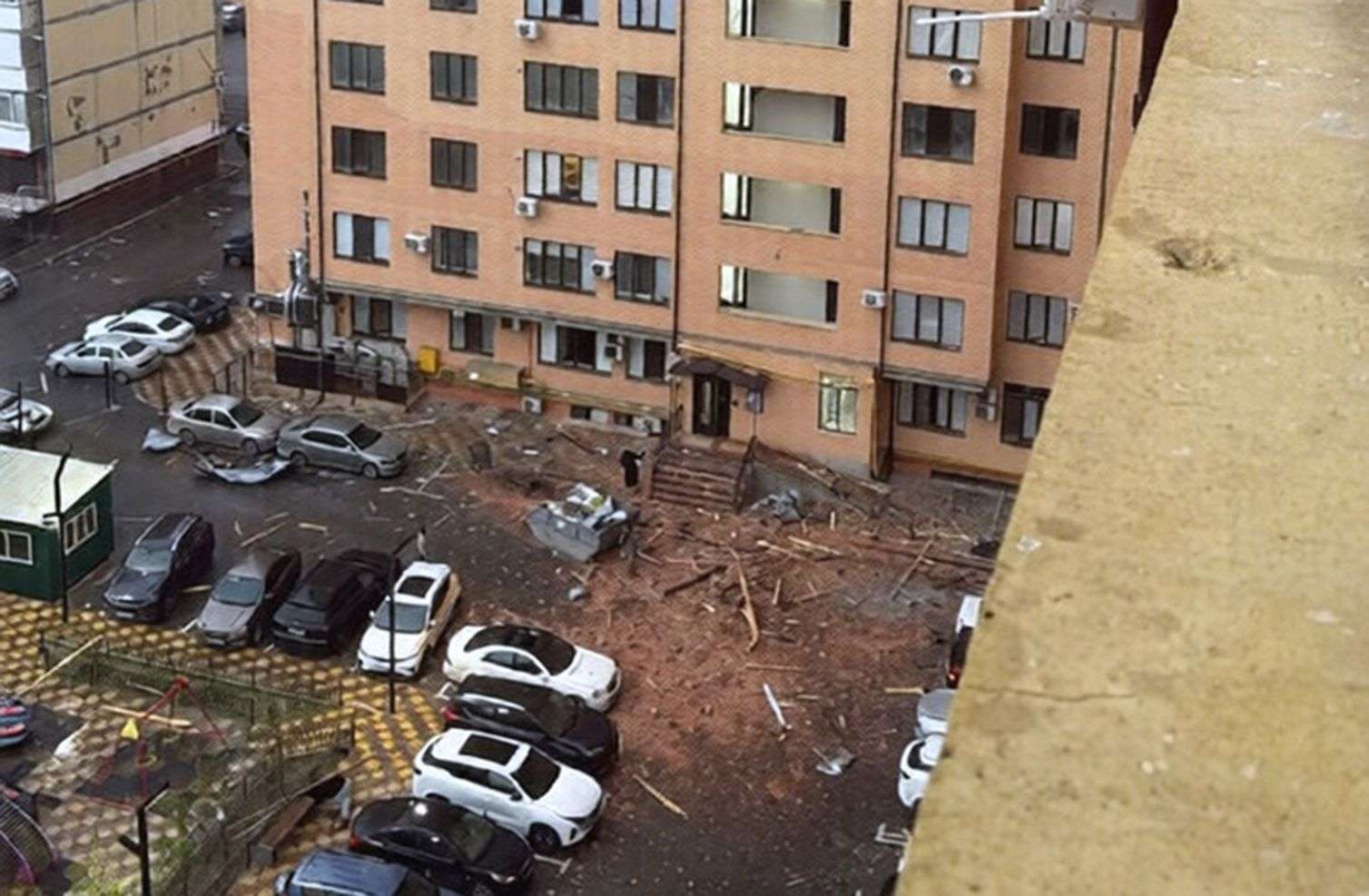 Xəzər sahilində partlayış – Çoxmərtəbəli binaya ziyan dəydi – FOTO – VİDEO 