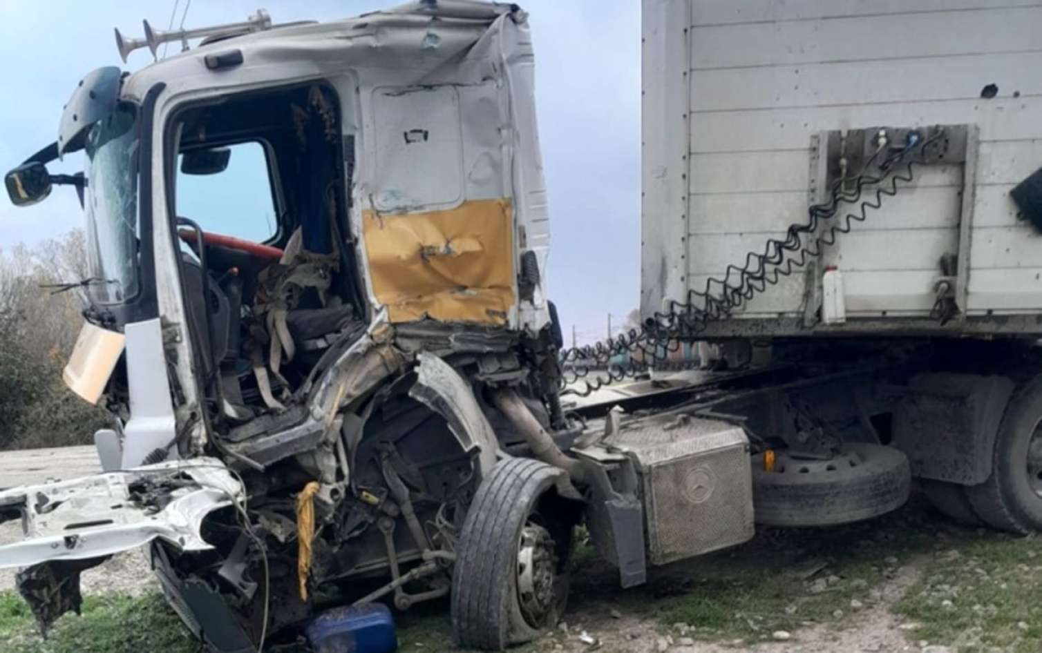 Şabranda ağır qəza – Evakuator qatarla toqquşdu, sürücü yaralandı  