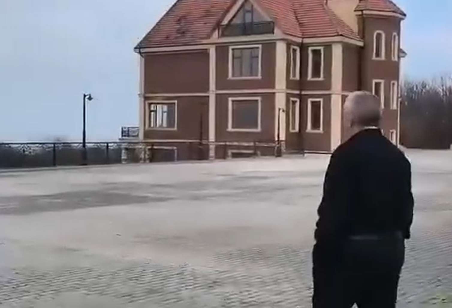 Sabiq deputat makler adıyla Mehdiyevin villasına girdi – VİDEO 