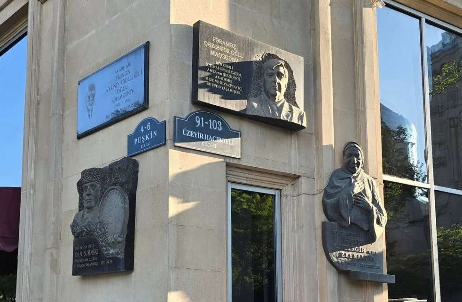 Eyni binada yaşayan 7 tanınmış azərbaycanlı 