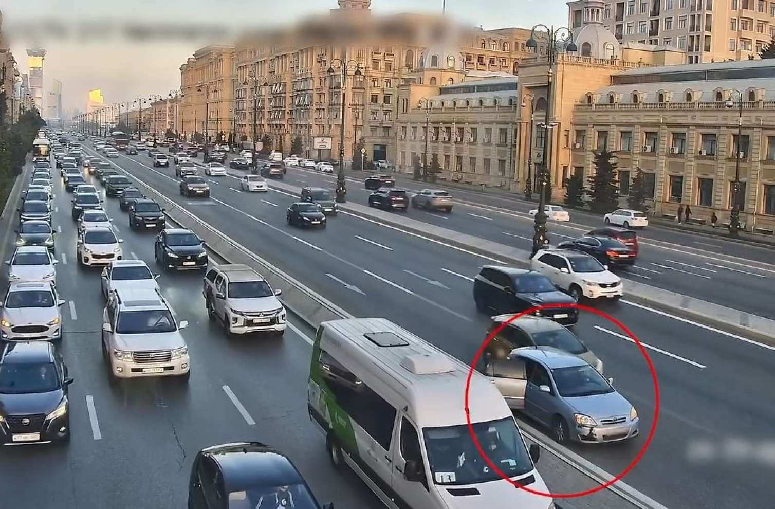 Yolun ortasında sərnişin düşürmək qəzaya səbəb oldu – VİDEO  