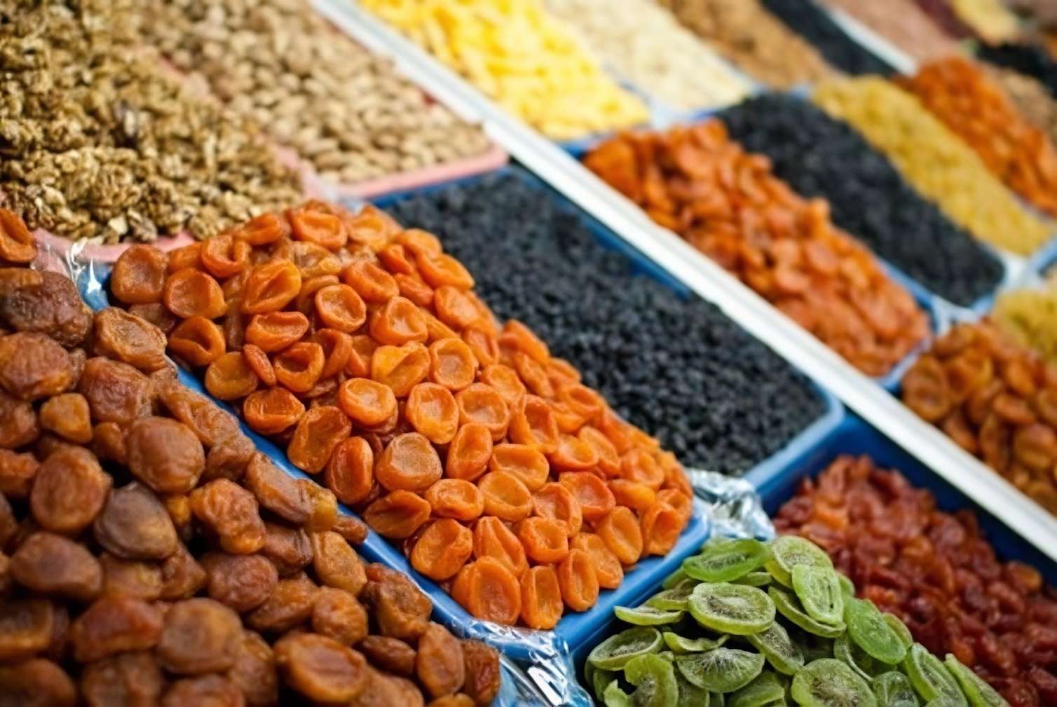 Bazarlarda meyvələrin üzərinə milçək dərmanları səpilir? – AÇIQLAMA 