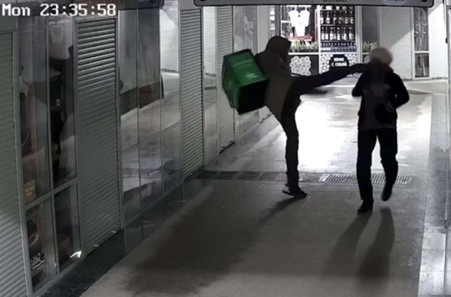 Kuryerdən yaşlı qadına qarşı vəhşilik – Üzünə təpiklə vurdu – VİDEO 