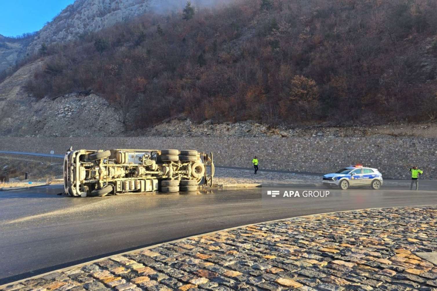 Yük maşını aşdı – Sürücü yaralandı – VİDEO 