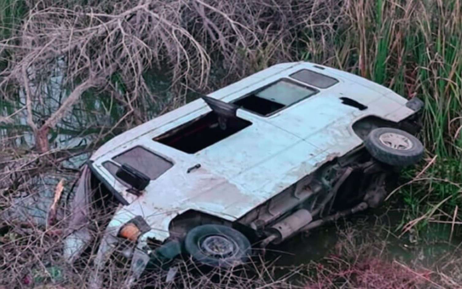 Mikroavtobus su kanalına aşdı – Yaralılar var 