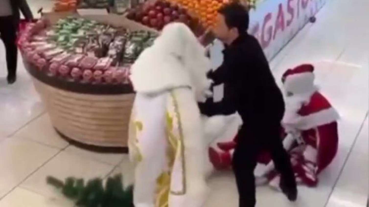 Bakıda Şaxta babalar arasında dava – ANBAAN VİDEO 