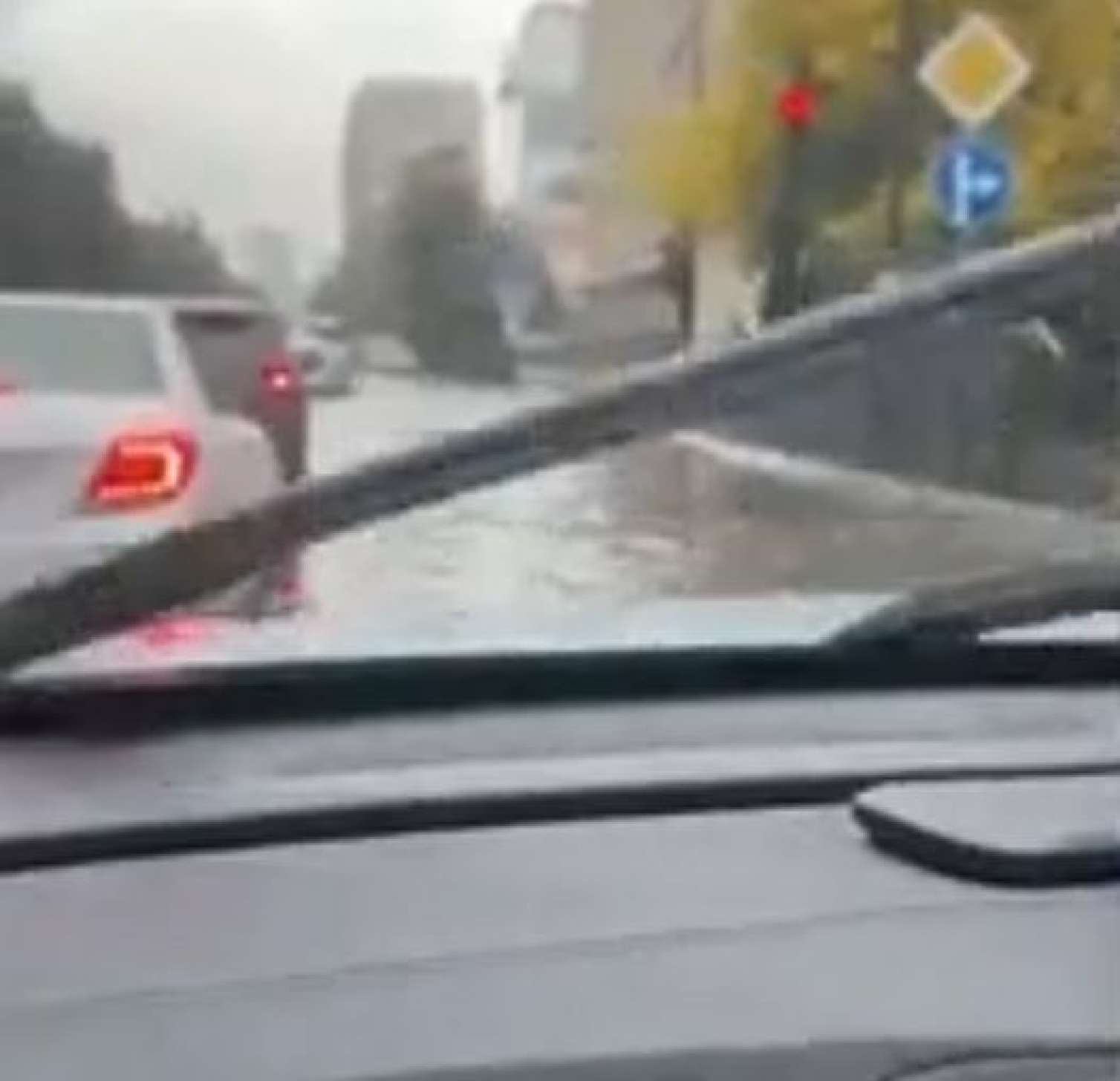 Bakıda bəzi küçələri su basdı – VİDEO 