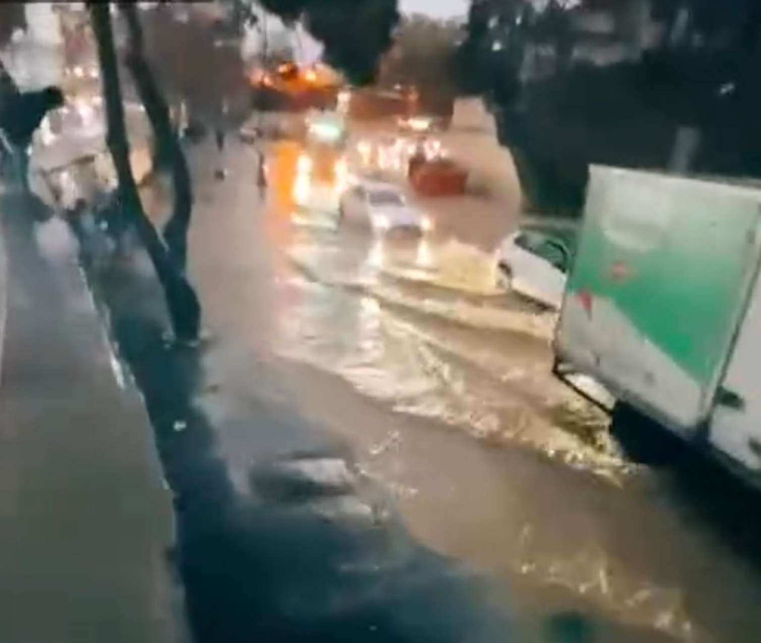 "28 May"da yolları su basdı - VİDEO 