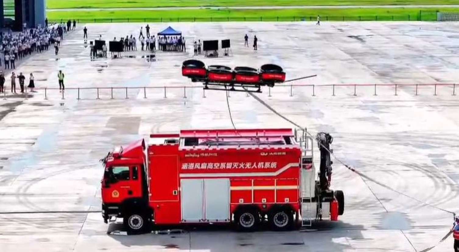 Dronlu yanğınsöndürmə maşını təqdim olundu: 200 metrə qalxıb su çiləyən cihaz... - FOTO 