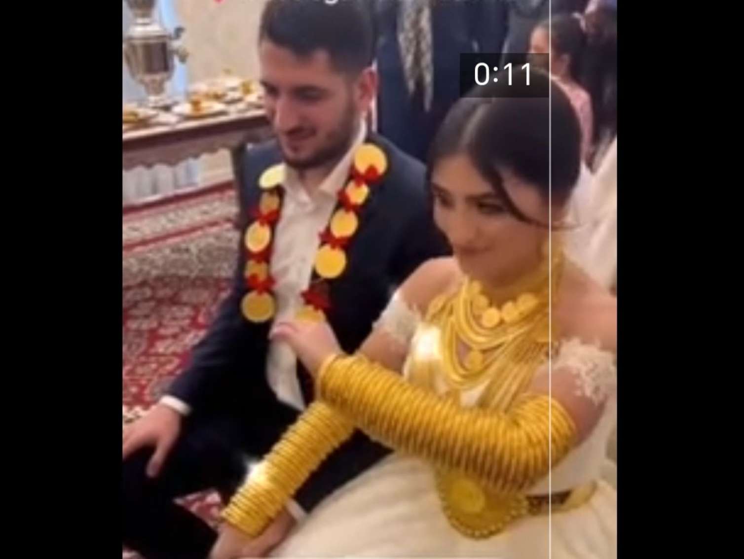 Azərbaycanda gəlinə kilolarla qızıl taxdılar - VİDEO 