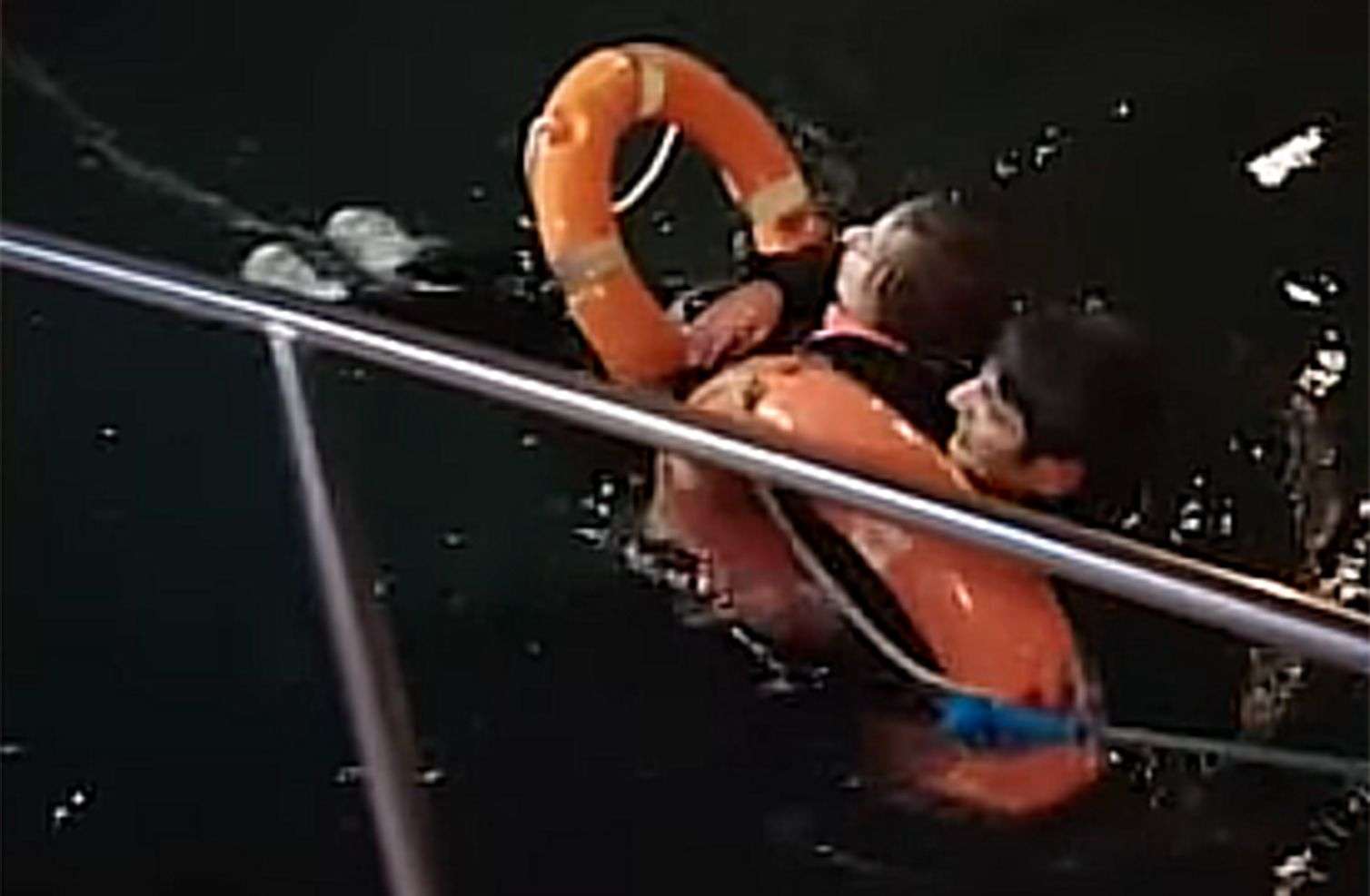 Ağ Şəhər Bulvarında dənizə düşən qız xilas edildi  – ANBAAN VİDEO 