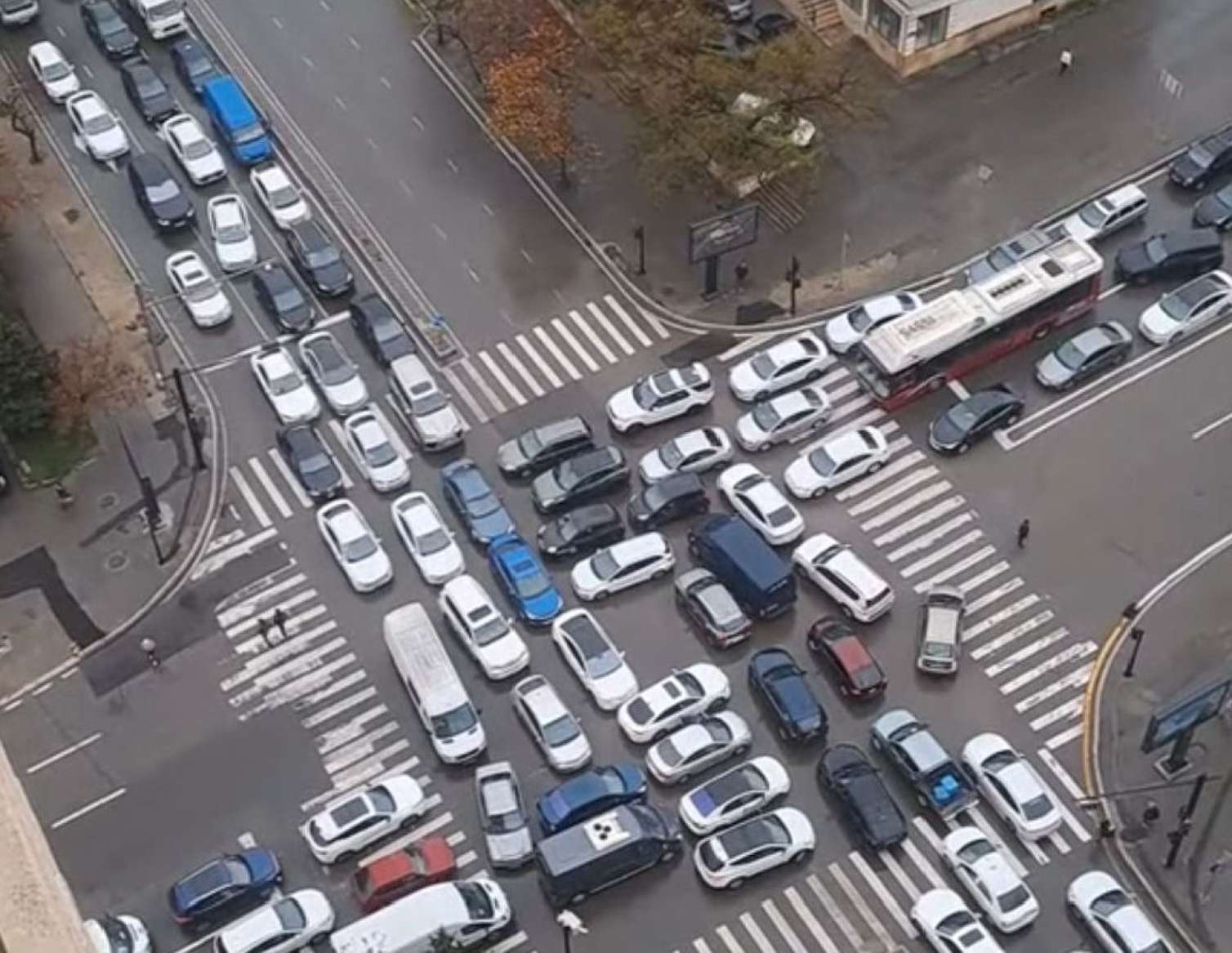 Bakıdakı tıxac müzakirə yaratdı – VİDEO  