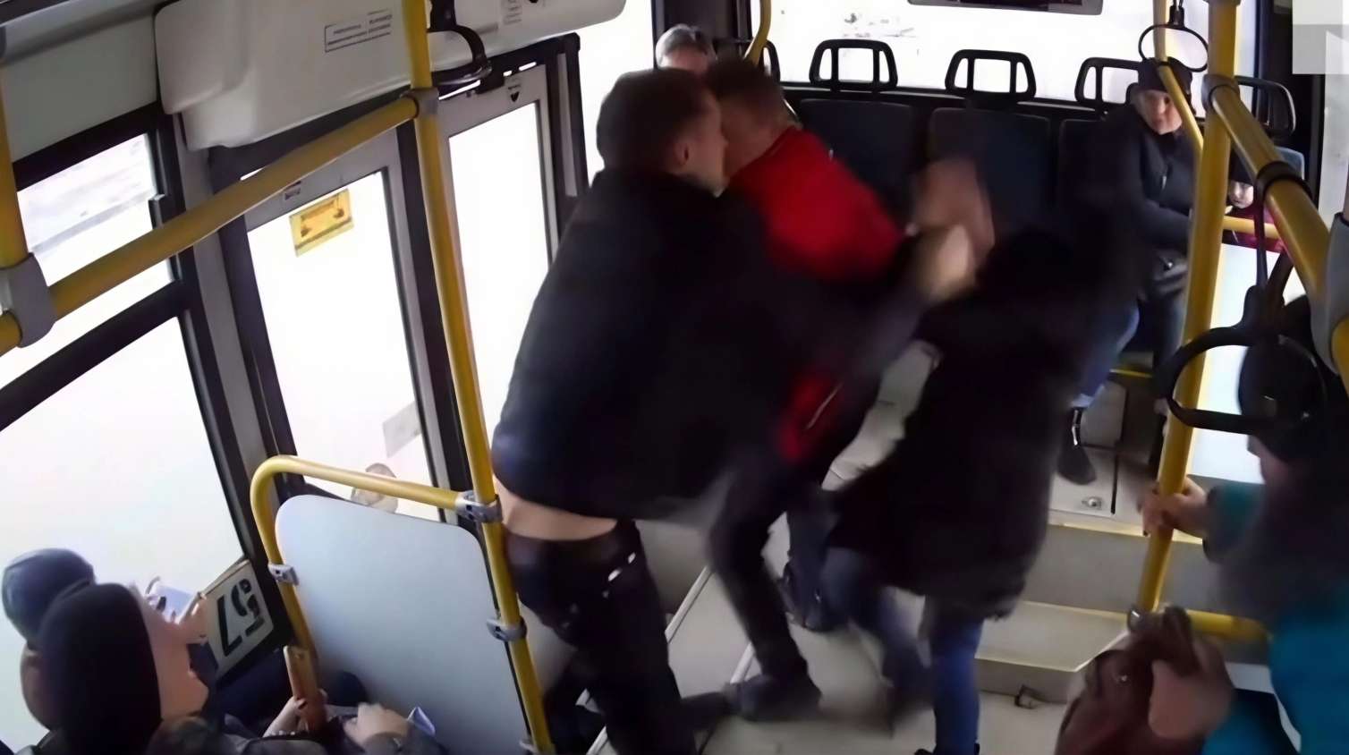 Toydan qayıdan qonşular avtobusda dalaşdı - Deyib-gülmək üstə 