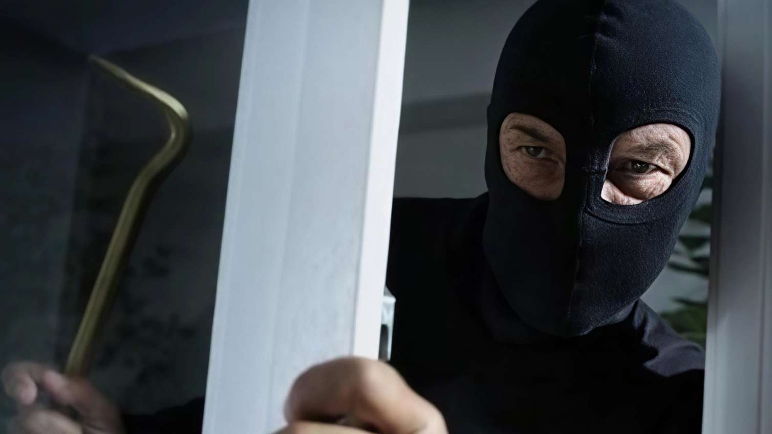 Bakıda kürəkən qayınatasının evini soydu 