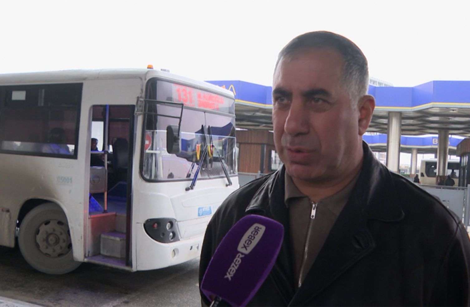 Sürücü sərnişinləri yarı yolda düşürdü – Səbəb nə idi? – VİDEO 