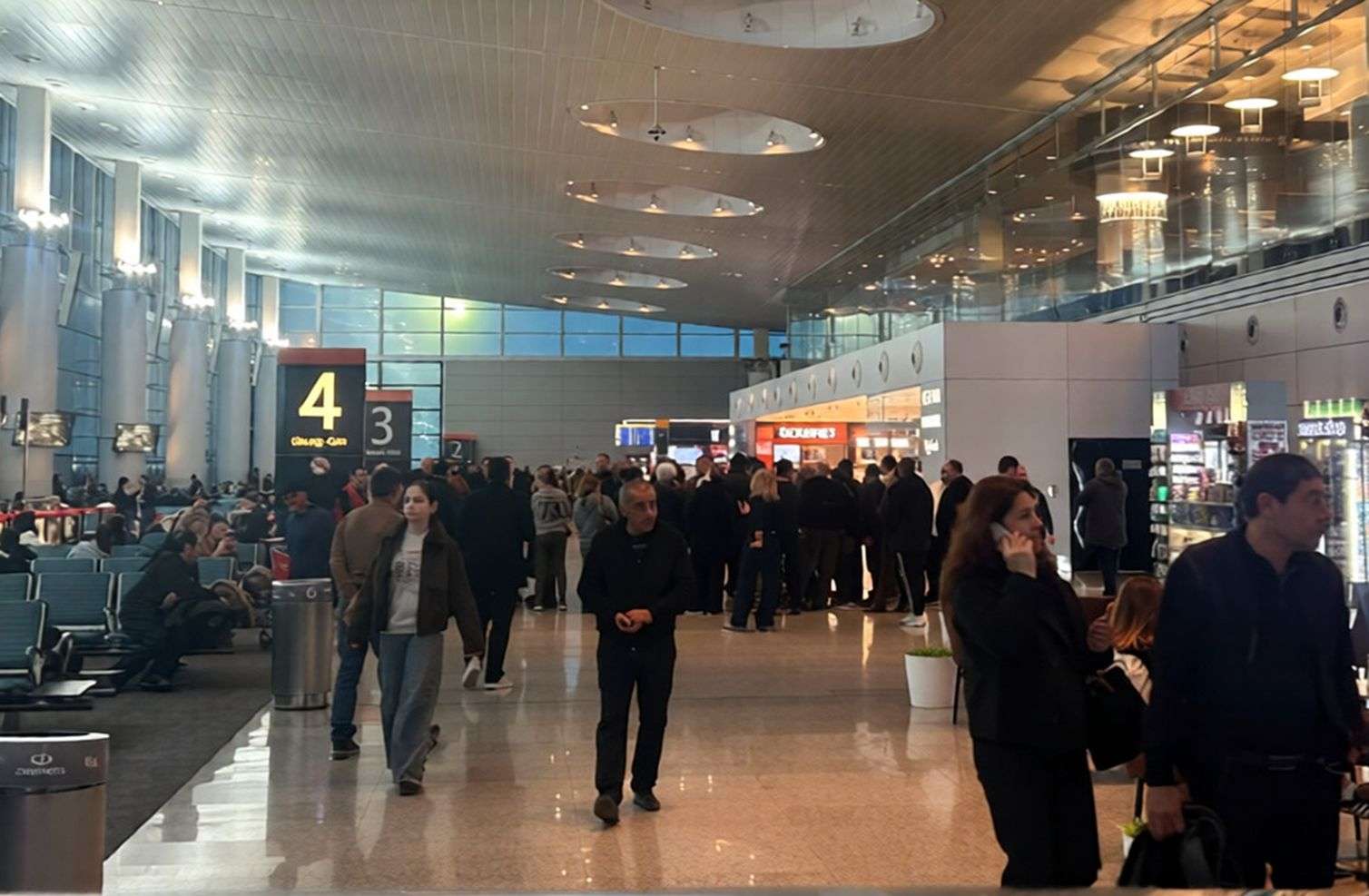 İrəvan aeroportunda 16 saatlıq gecikmə – 150-dən çox rusiyalı turist ac-susuz qaldı 