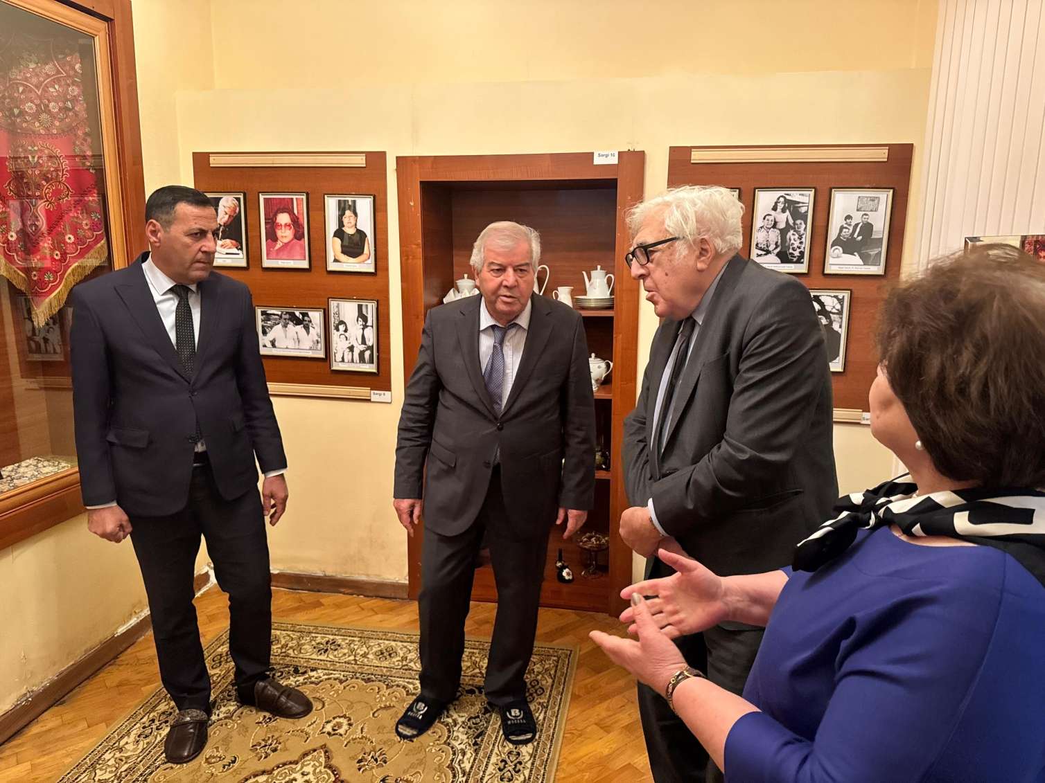 Anar dostlarını Rəsul Rzanın evinə apardı - FOTO 