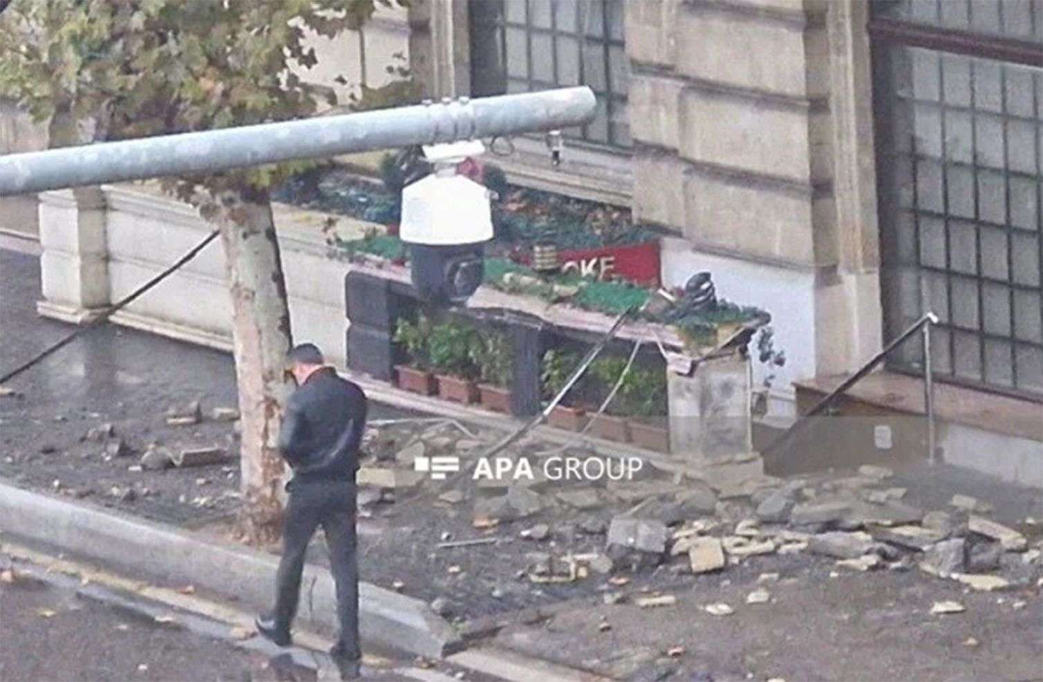 Bakının mərkəzində eyvan uçdu – Qadın yaralandı – VİDEO 