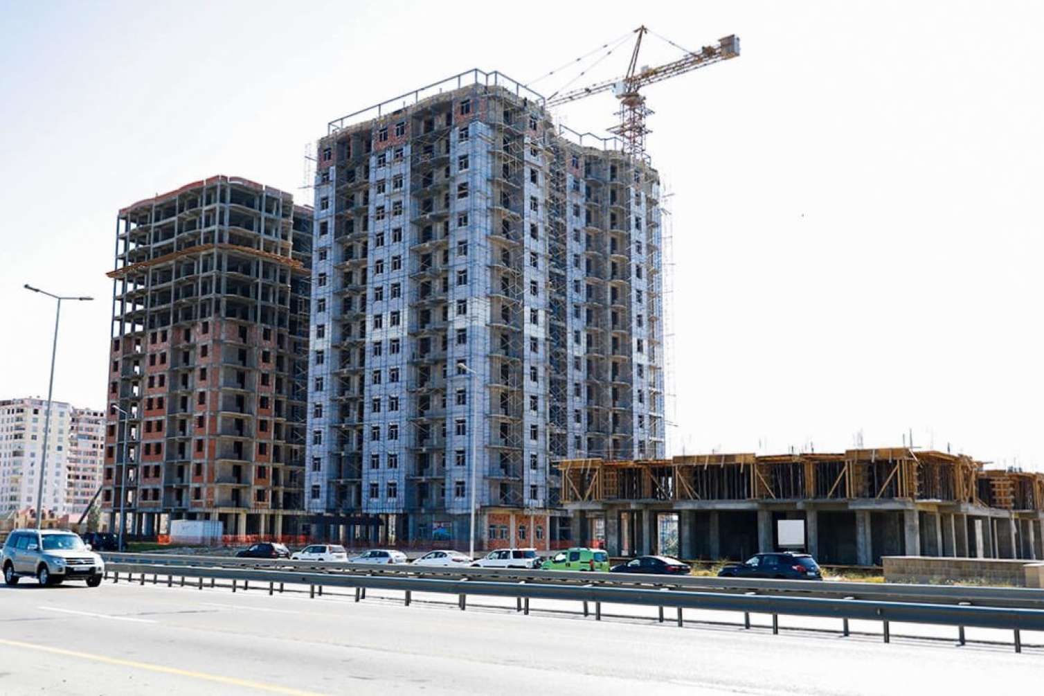 “Şərurlu İsfəndiyar”ın binasında faciə: Ölən var – VİDEO 