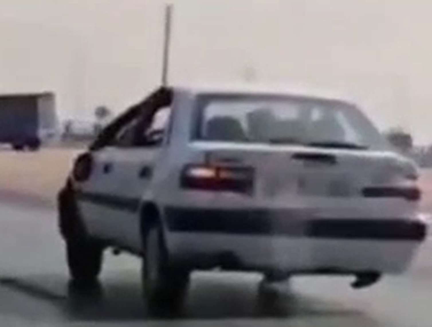 İranlı sürücüdən görünməmiş davranış – Avtomobili üç təkərlə sürdü – VİDEO 