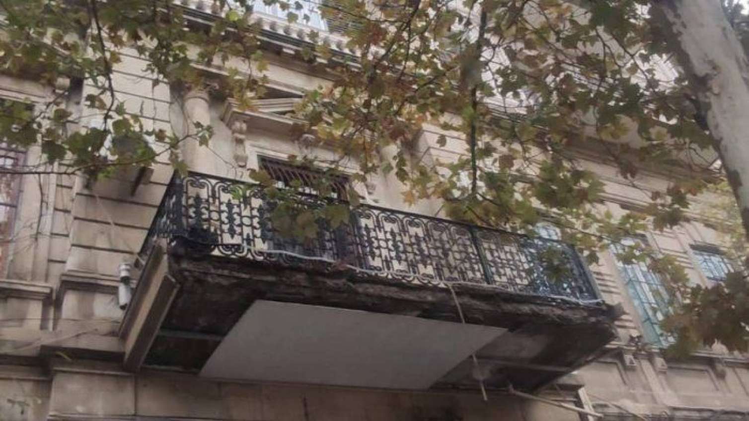 Bakıda eyvanı uçan bina memarlıq abidəsi imiş - RƏSMİ/FOTO 