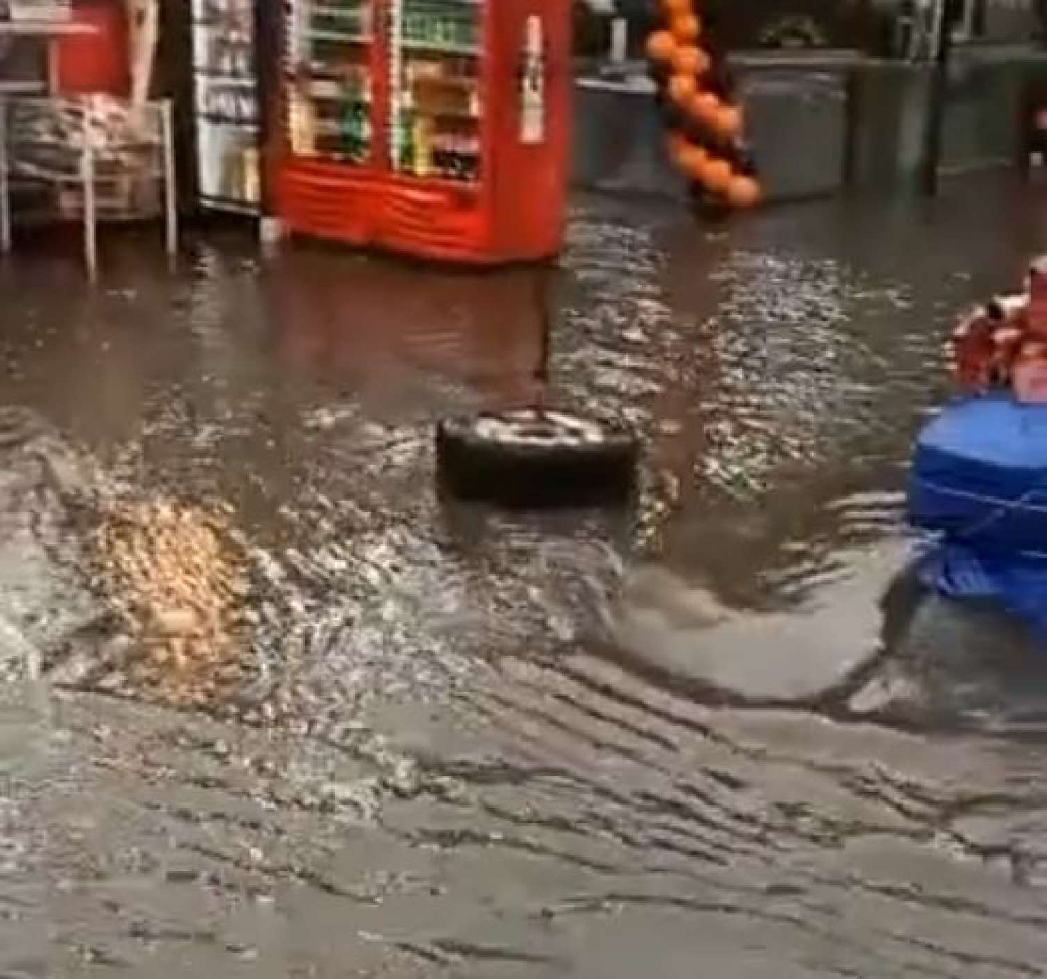 "İnşaatçılar" metrosu su altında qaldı - VİDEO 