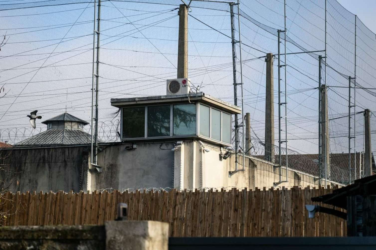 Həbsxanadan film kimi qaçış – “Dron”la göndərilən alətlə barmaqlıqları kəsdilər 