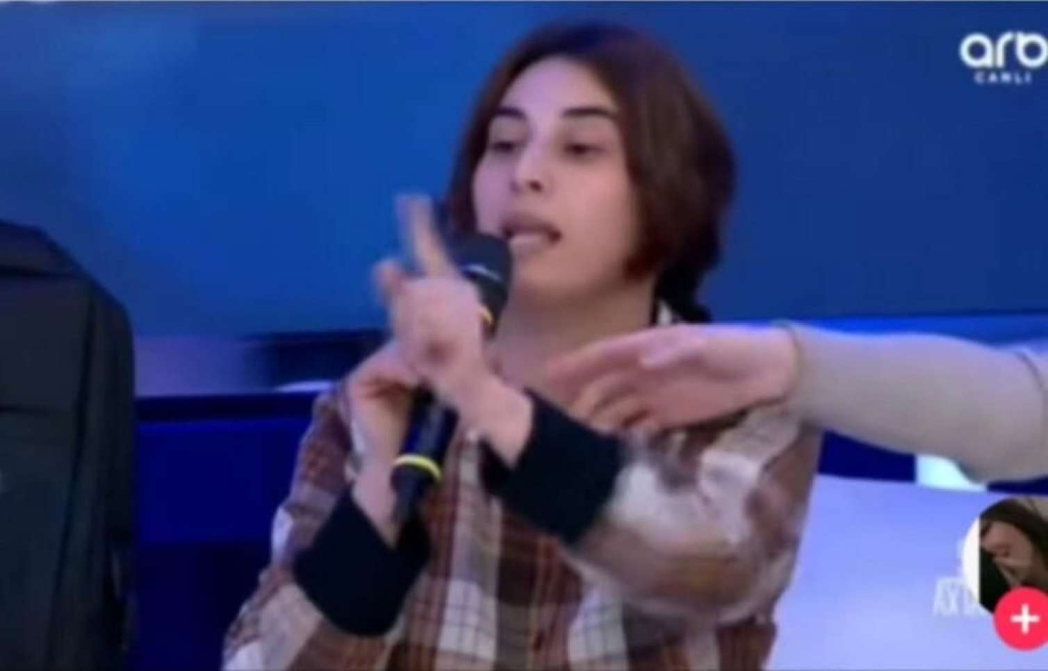 Əri verilişə gəldi, sevincindən onu yerə SƏRDİ - VİDEO 