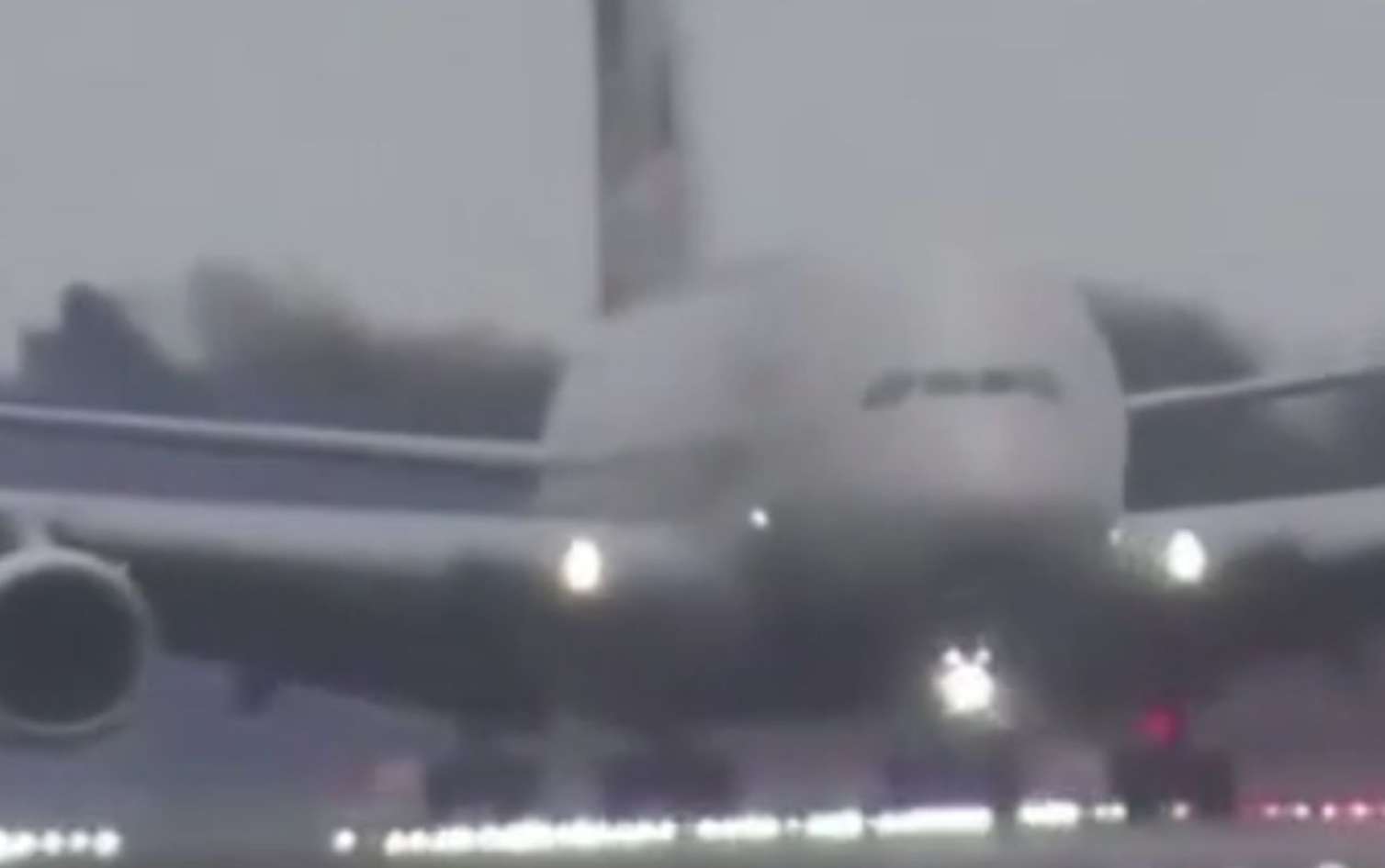 PSJ-nin təyyarəsi qəzadan belə yayındı - VİDEO 
