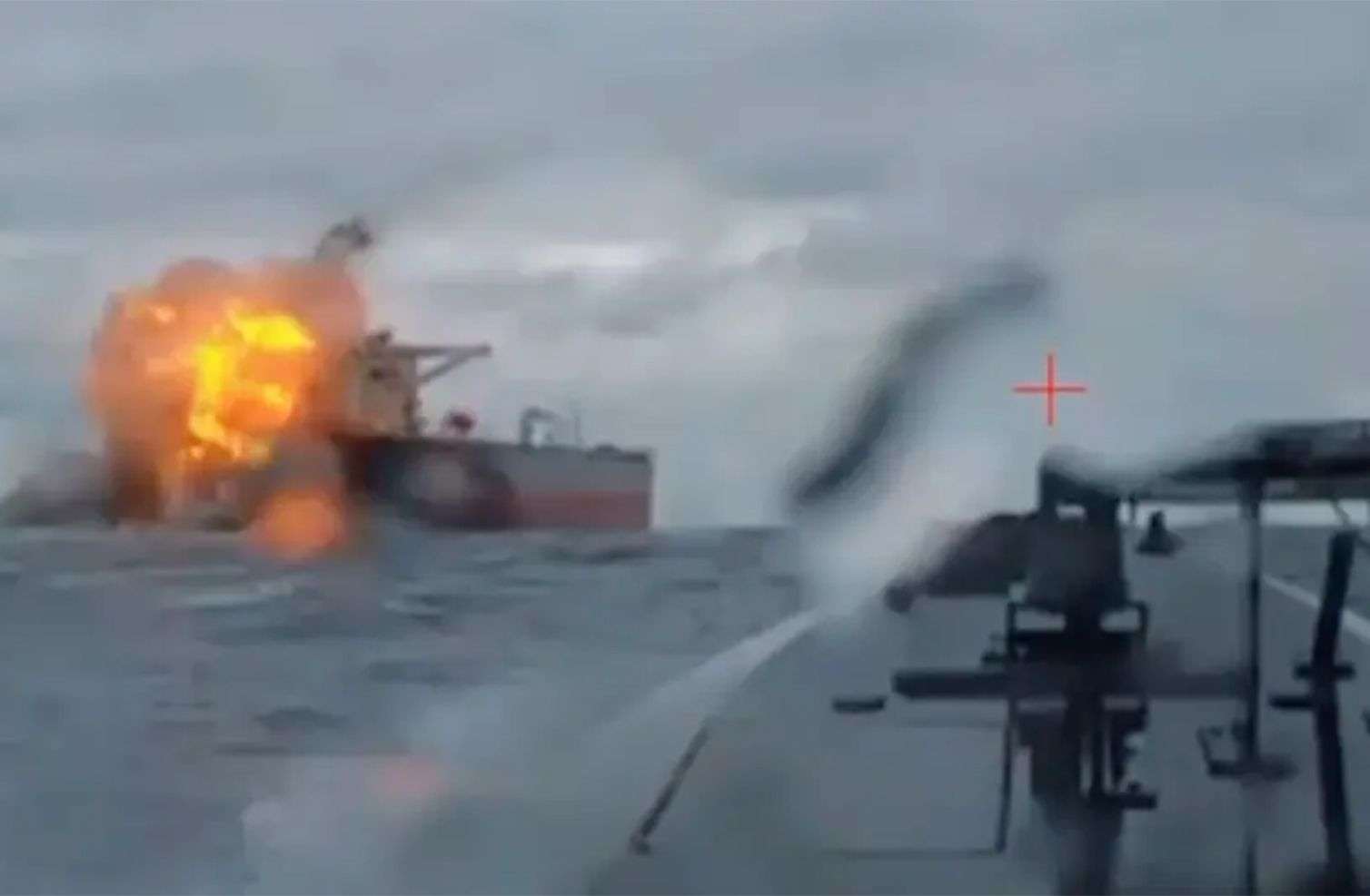 Ukrayna ordusu daha bir rus tankerini vurdu – VİDEO 