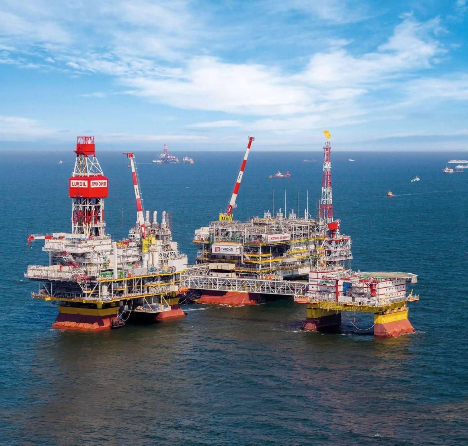 Xəzərdə Rusiyanın neft platforması vuruldu 