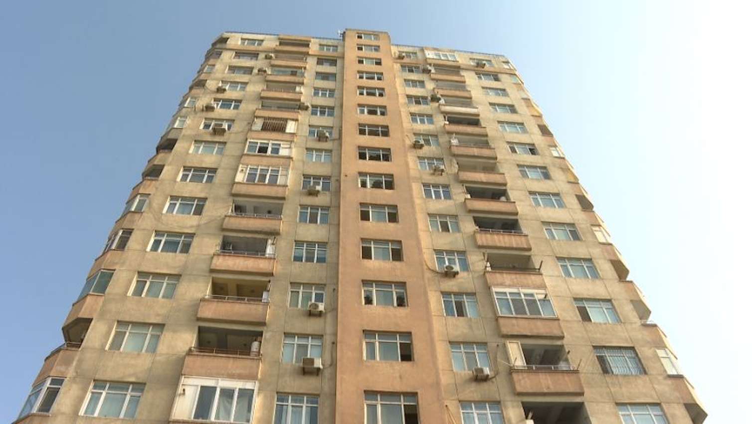 Yanğın baş verən binanın sakinlərinə kompensasiya verilib? – “Bank hesabındadır” – VİDEO 