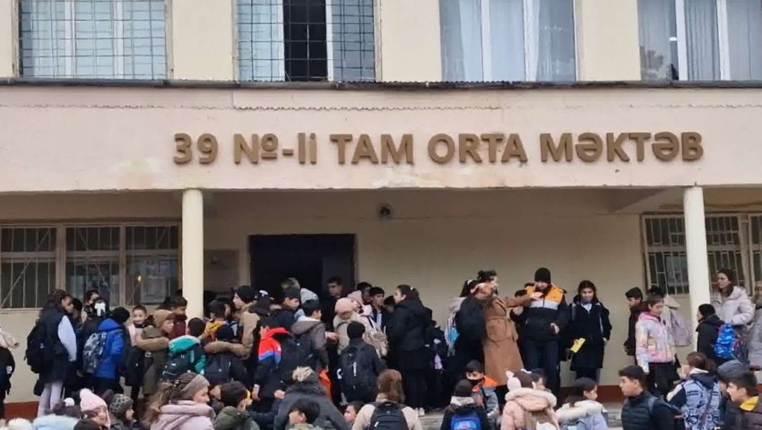 Valideynlər məktəb rəhbərliyindən şikayətçidirlər – VİDEO 