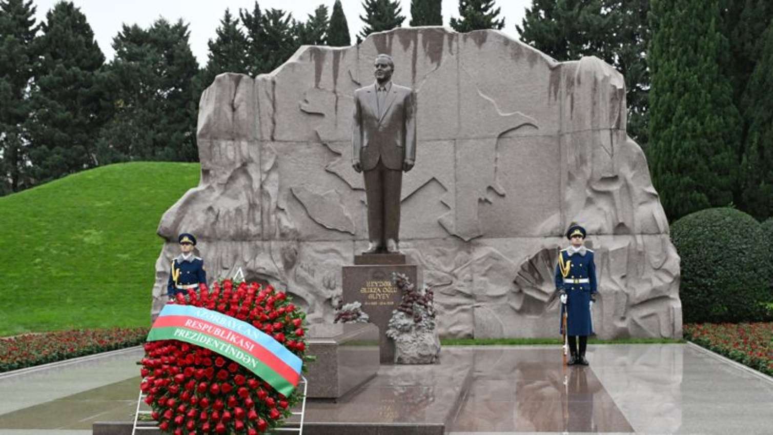 Prezident və birinci xanım Heydər Əliyevin məzarını ziyarət etdi 