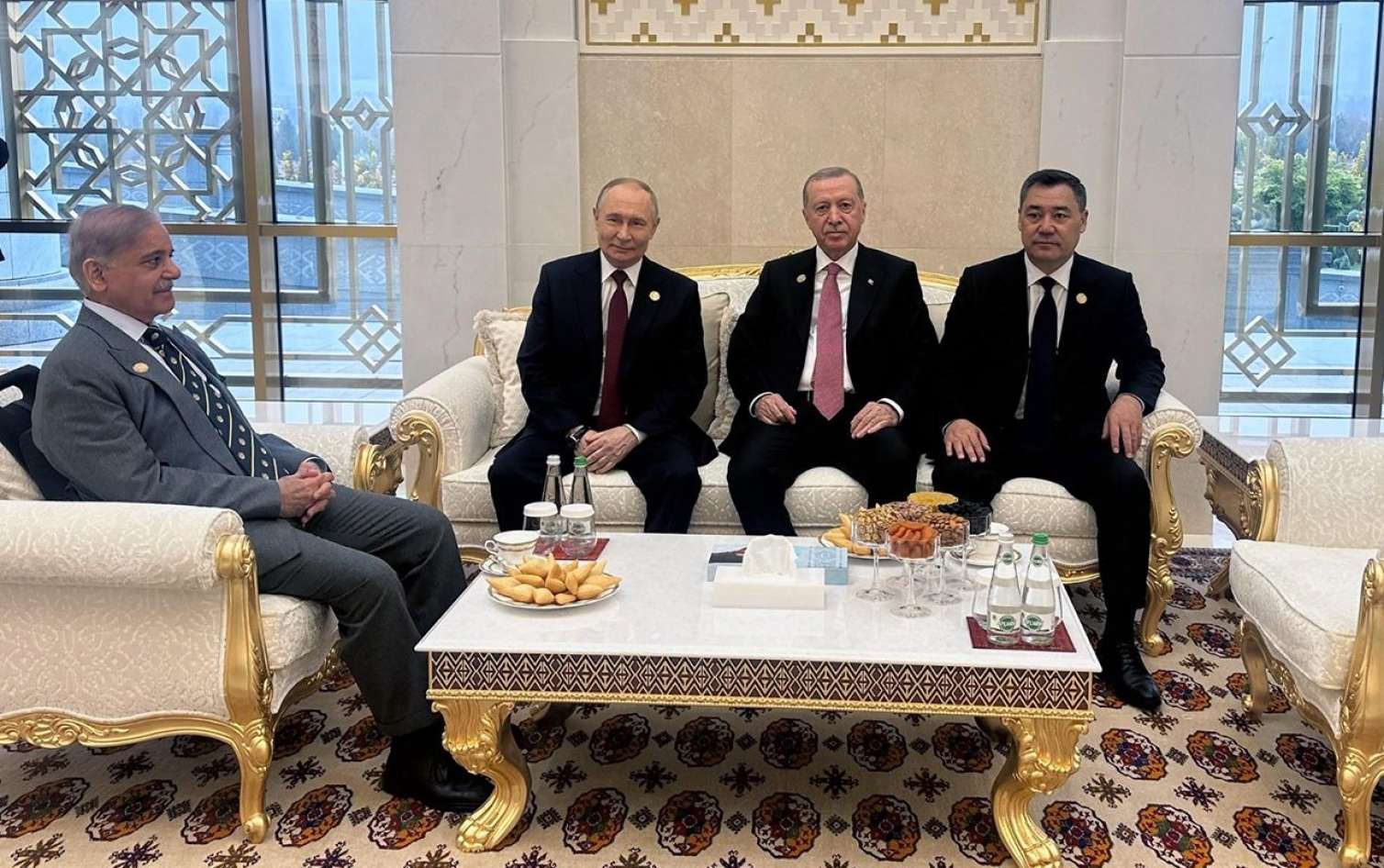 Aşqabadda dövlət başçılarının səmimi söhbəti - VİDEO 