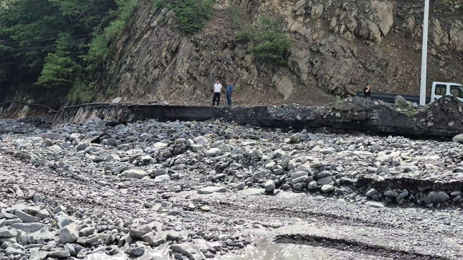 Güclü sel Laza kəndinə gedən yolu yararsız hala saldı - Foto 