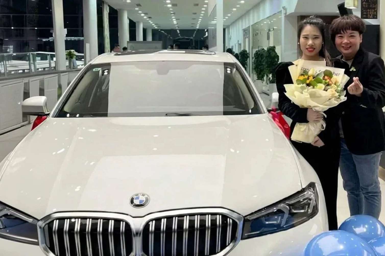 Restoran sahibi işçilərinə BMW hədiyyə etdi xəbəri üçün şəkil