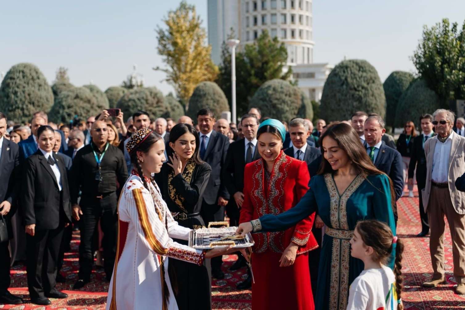 Aşqabaddakı sərgiyə qatılan rəssam: “Bu diqqət bizi qürurlandırır” 