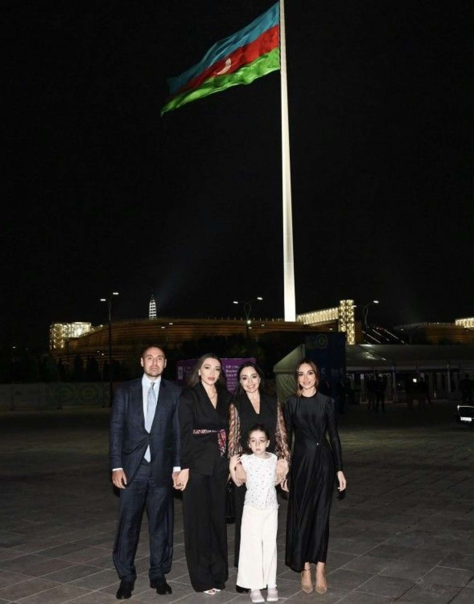 Arzu Əliyeva ailə fotosunu paylaşdı - FOTO