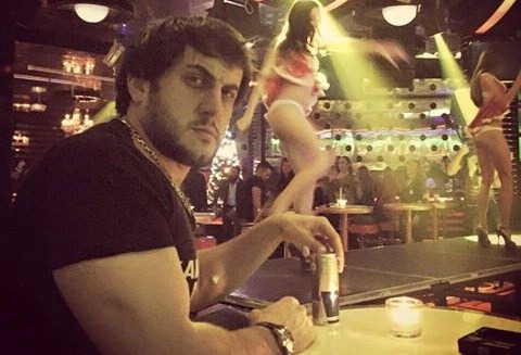 İcra başçısının oğlu avtosalona hücum etdi - 150 minlik avtomobil qalmaqalı (FOTO/VİDEO)