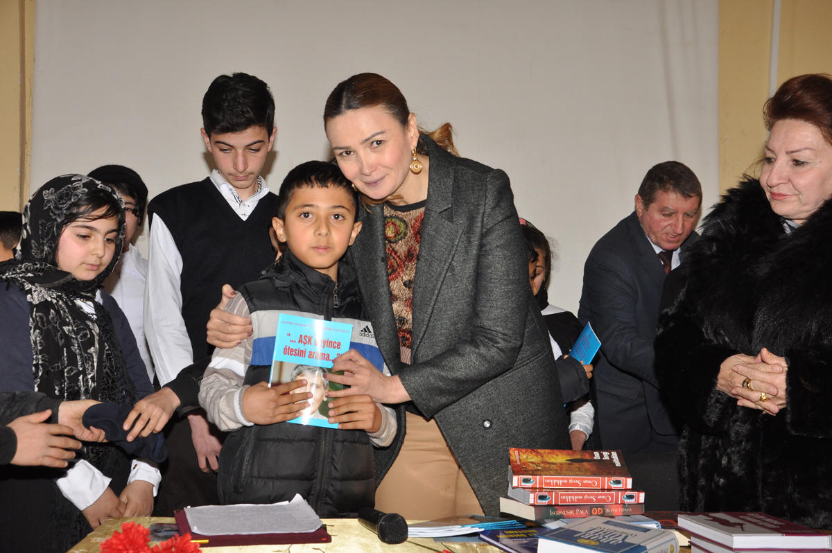 Qənirə Paşayeva uşaqlar üçün “Kitab Günü” təşkil etdi -  FOTO
