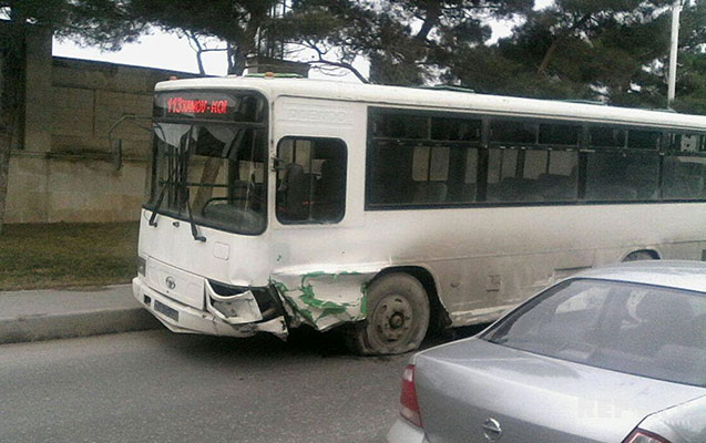 Sərnişinlə dolu avtobus “Toyota” ilə toqquşdu -  FOTO