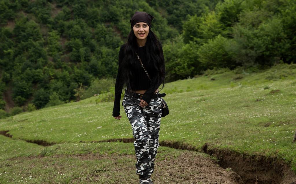 Cazibədar azərbaycanlı model dağlara çıxdı:  “Ekstrimi sevirəm” – Fotolar 