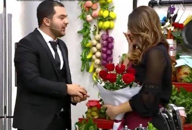 Məşhur aşpaz “Xəzər TV”nin canlı yayımında evlilik təklifi etdi -  VİDEO