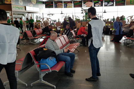 Kiyev aeroportunda “Xocalı”nı anlatan buklet erməniləri şoka saldı -  VİDEO