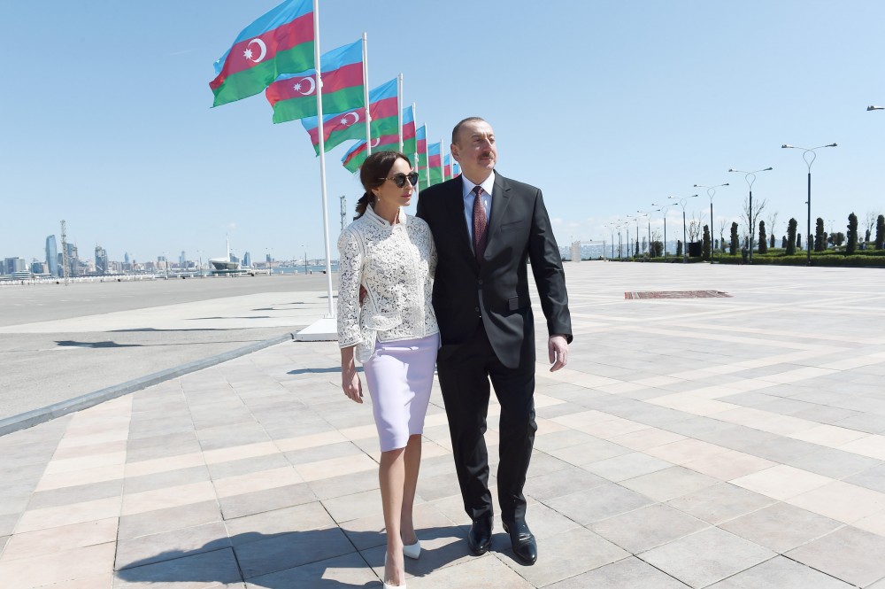  İlham Əliyev ailəsi ilə Dövlət Bayrağı Meydanında -  FOTO