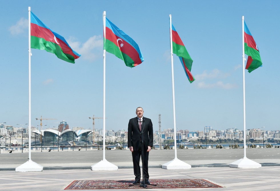  İlham Əliyev ailəsi ilə Dövlət Bayrağı Meydanında -  FOTO