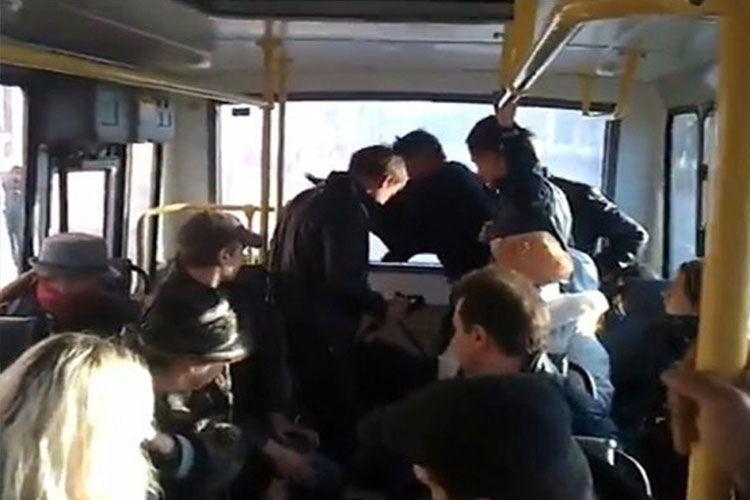  Polis cinayətkarı tərksilah etdi Bakıda avtobusda insident: